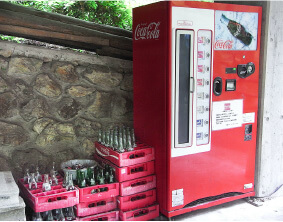 びん入り「コカ・コーラ」の自動販売機