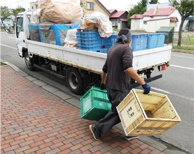 収集場所：トラックに積まれている専用カゴにステーションで収集したびんを積み込む イメージ画像