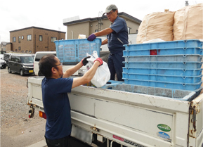 収集場所：びんは荷台の後側に積み込まれるが、側面からも積み込み＆下ろしが可能 イメージ画像
