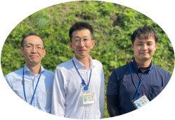 課長 堰野端 活昭さん(中央)/主幹 日渡 紀之さん(左)/主事 蝦名 恭輔さん(右)